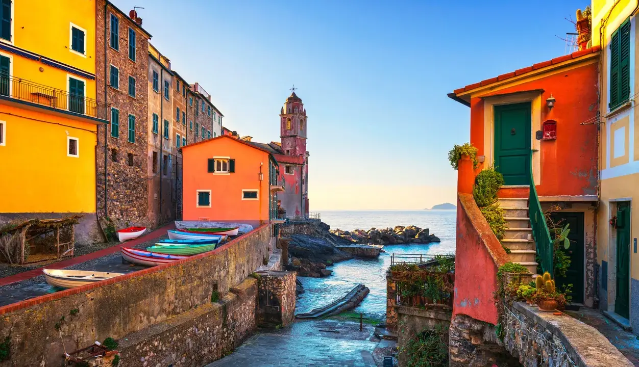 Colorate case liguri affacciate sul mare, barche colorate e un campanile. Un angolo di entroterra ligure levante da visitare, pieno di fascino.