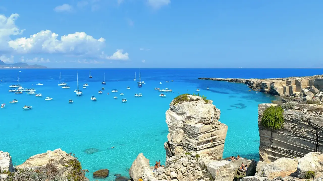 Acque cristalline e barche ancorate, un paradiso che fa sognare dove si trova l'isola di Favignana.