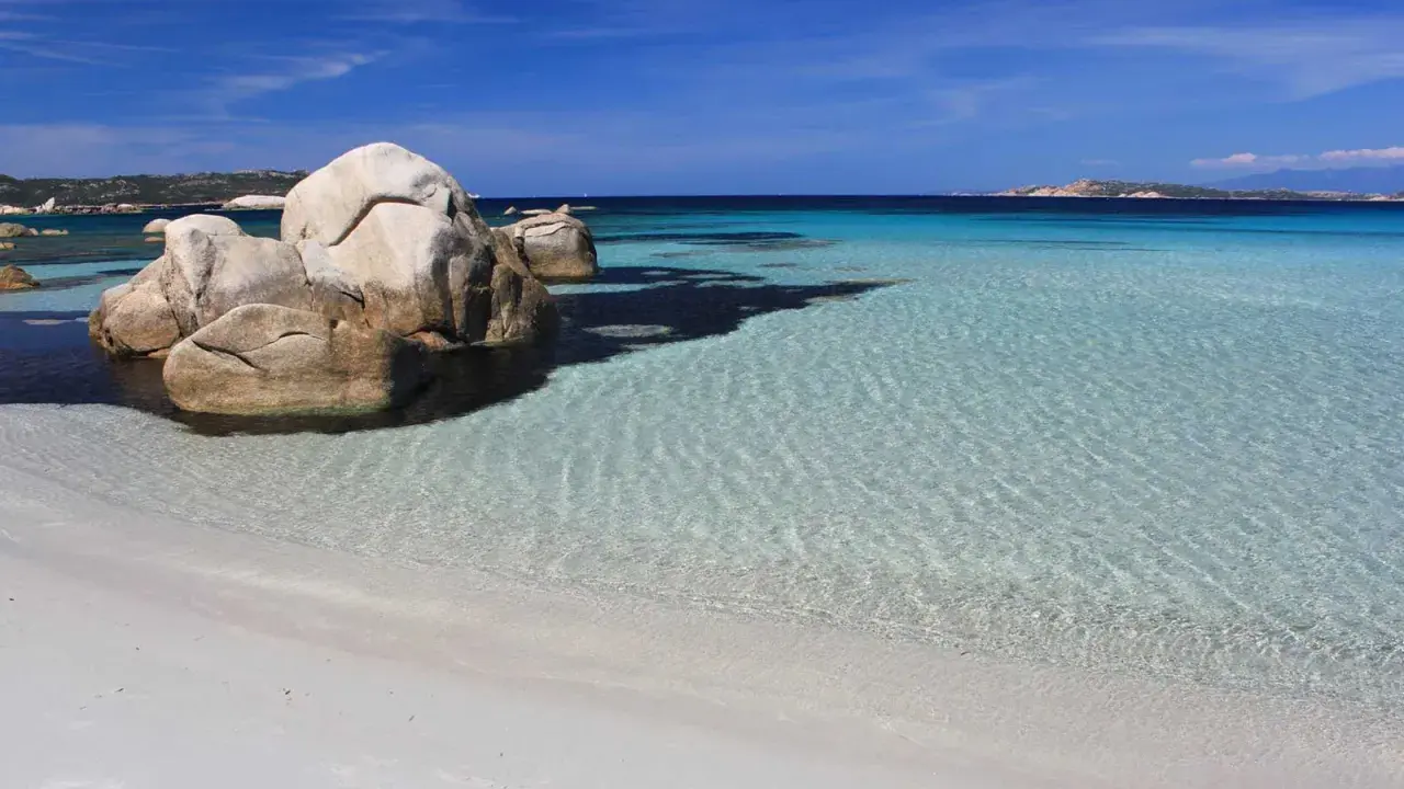 Spiagge La Maddalena raggiungibili a piedi: sabbia bianca, rocce granitiche e acque cristalline turchesi. Un paradiso naturale.