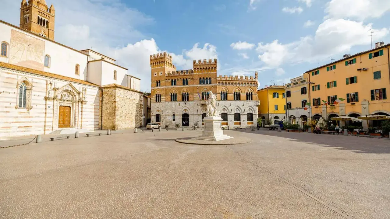 Piazza del Popolo a Grosseto: Duomo, Palazzo Aldobrandeschi e statue. Ideale per scoprire cosa vedere a Grosseto in un giorno.