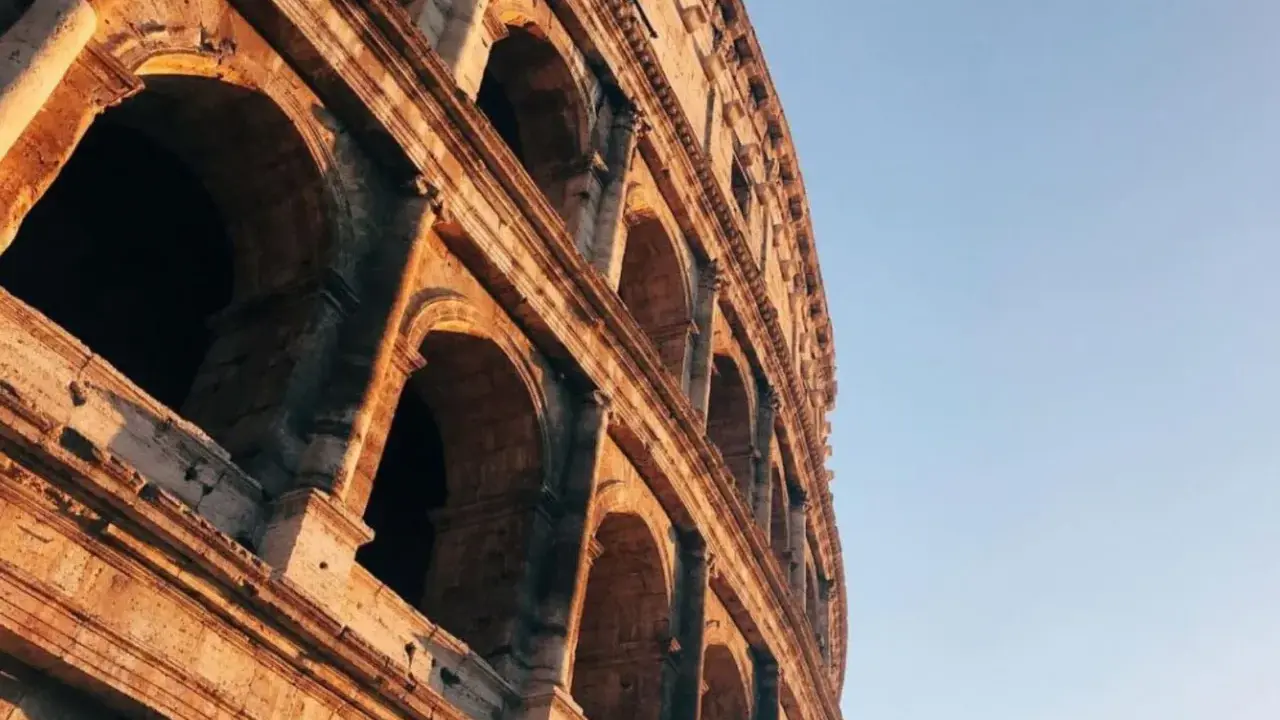 Il Colosseo illuminato dal sole, un'icona imperdibile per chi visita Roma in 2 giorni.