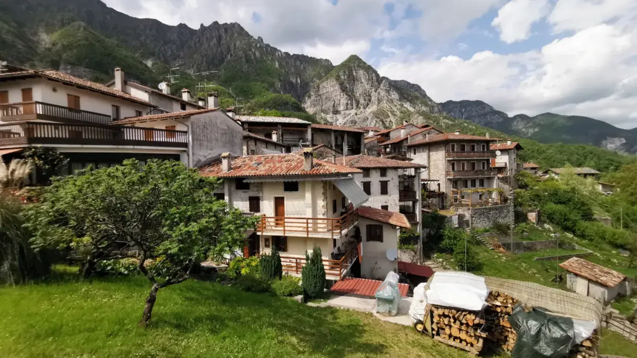 Un incantevole villaggio di borghi medievali friulani, incastonato tra montagne imponenti e verdi colline.