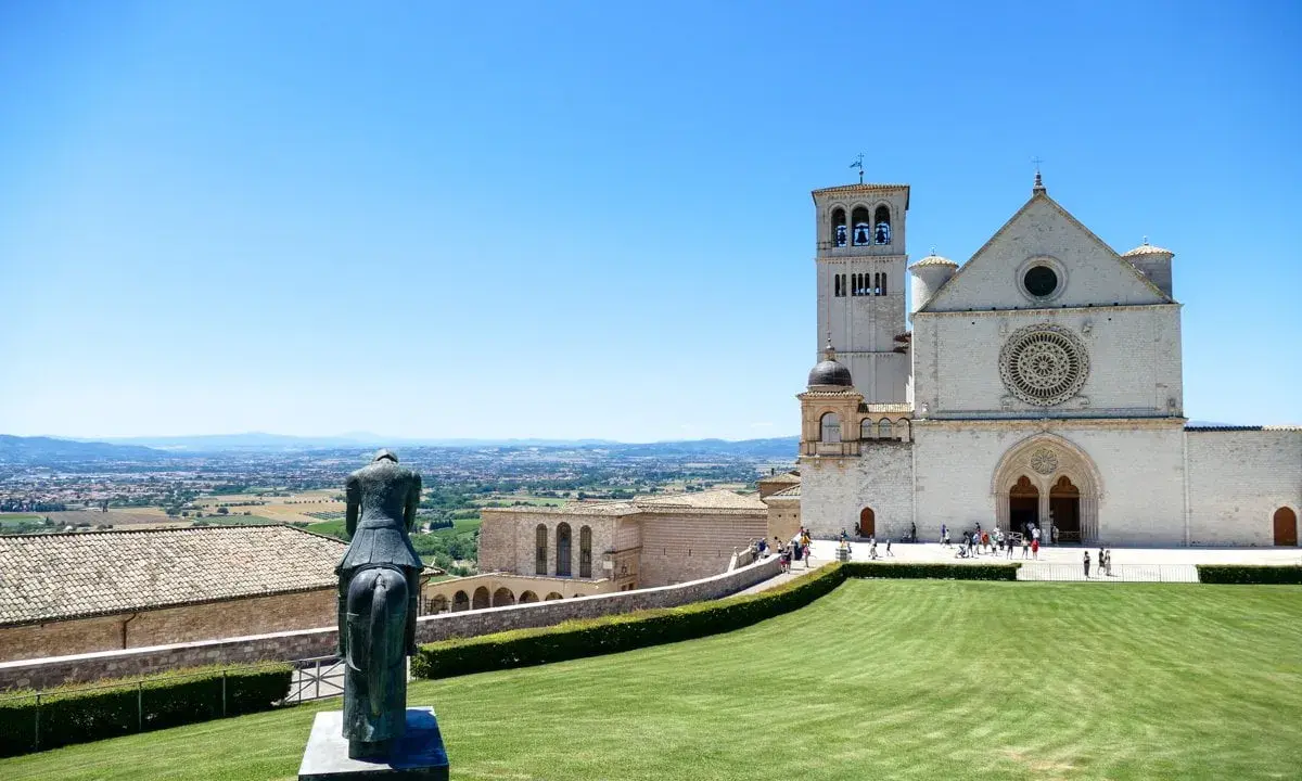 Statua equestre e Basilica di San Francesco, un must per chi cerca cosa fare ad Assisi.