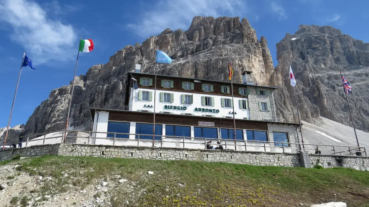 Rifugio Auronzo, uno dei rifugi in Veneto, si erge maestoso sotto le imponenti Tre Cime di Lavaredo.