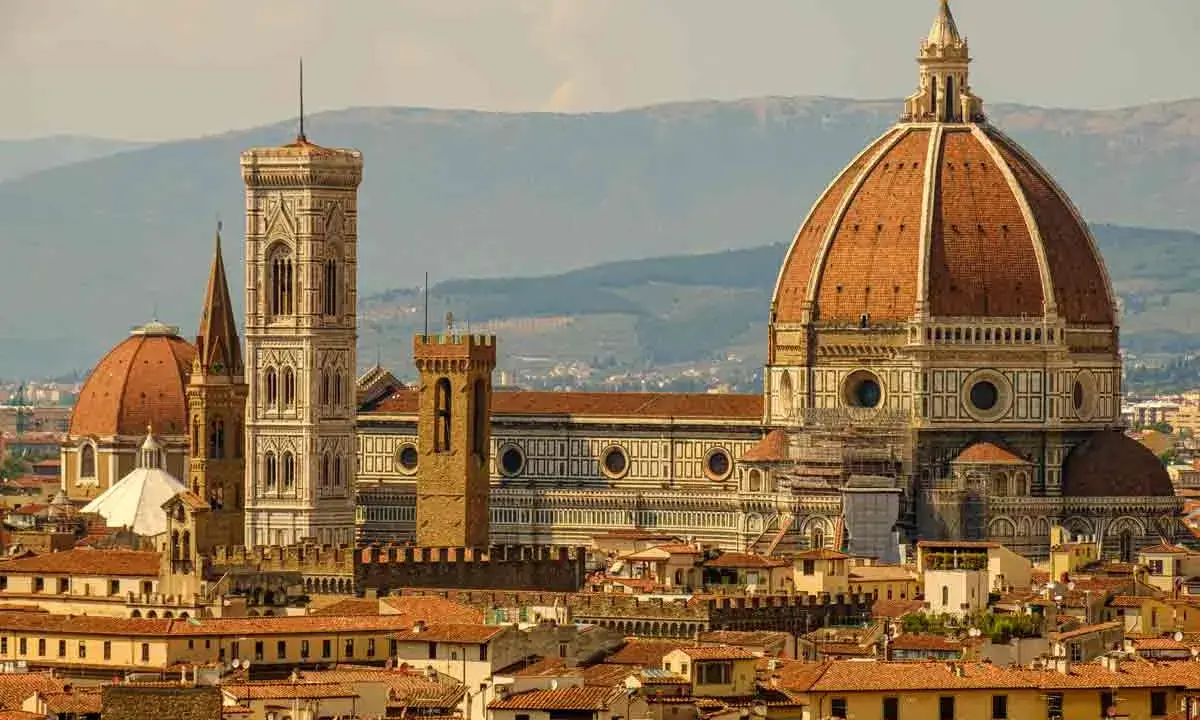 Il Duomo di Firenze, con la cupola del Brunelleschi e il Campanile di Giotto, è un simbolo di cosa vedere assolutamente a Firenze.