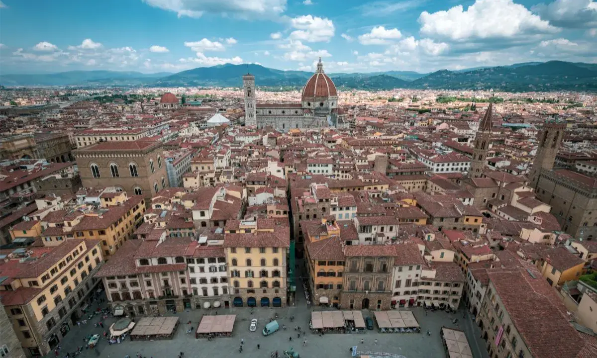 Vista aerea di Firenze con il Duomo e campanile. Quanti giorni per visitare Firenze? Almeno 3 per godersi la bellezza.