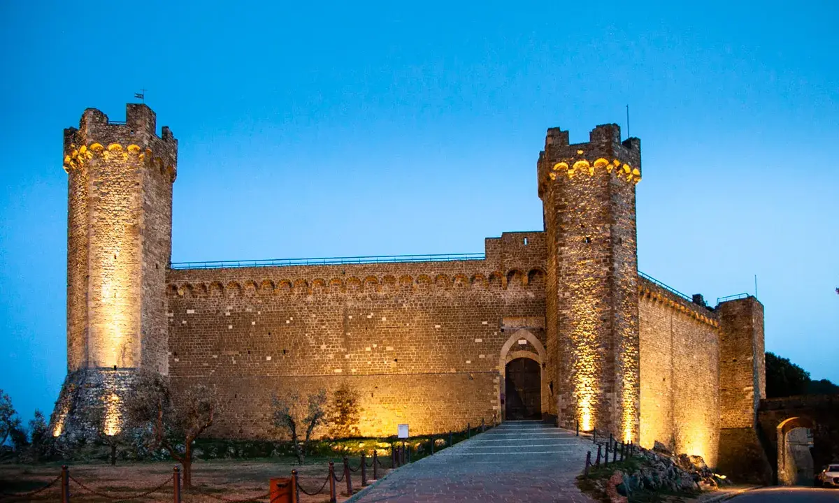 La Fortezza di Montalcino, illuminata di sera, è un must per chi visita Montalcino cosa vedere in un giorno.