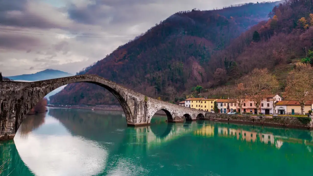 Ponte del Diavolo, un'idea per cosa vedere a Lucca e dintorni in 3 giorni. Case colorate e fiume smeraldo.