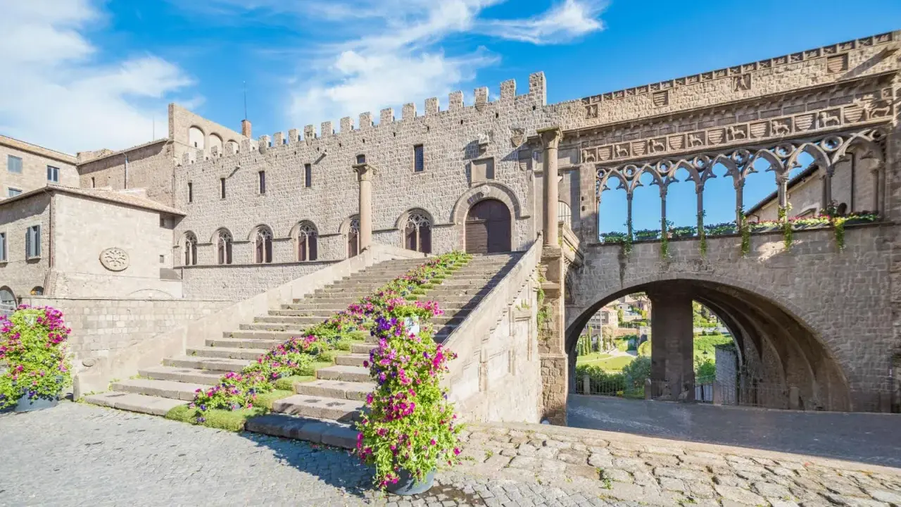 Viterbo cosa vedere in un giorno: la scalinata fiorita del Palazzo dei Papi, con il suo suggestivo loggiato, è un must per ogni visita.