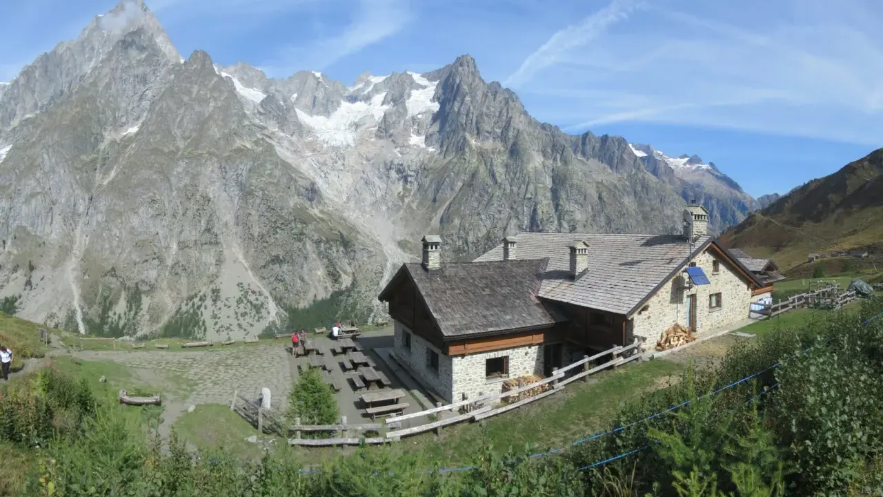 Rifugi in Piemonte facili da raggiungere, con vista su imponenti montagne innevate. Un luogo ideale per una pausa rilassante.