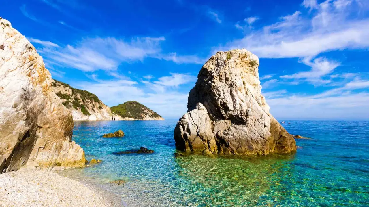 Scogliera imponente su un mare cristallino, un angolo di paradiso che sembra vicino a Firenze per la sua bellezza.