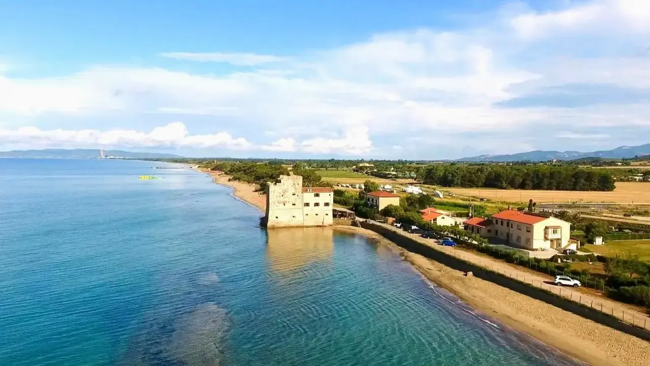 Spiaggia Torre Mozza, Follonica: splendida vista sul mare turchese e la torre storica. Come arrivare: segui la costa.