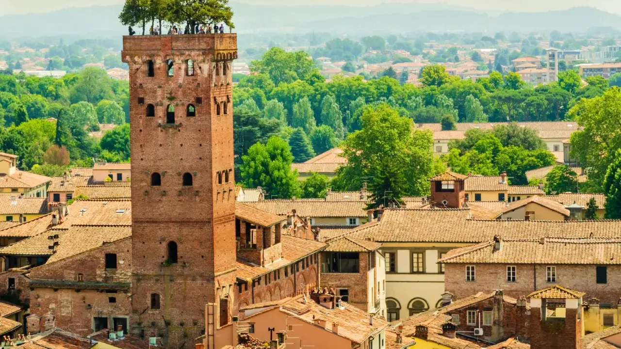 Torre Guinigi con alberi in cima, un'icona di Lucca. Perfetta per scoprire cosa vedere a Lucca in 2 giorni, con vista sui tetti e il verde della città.