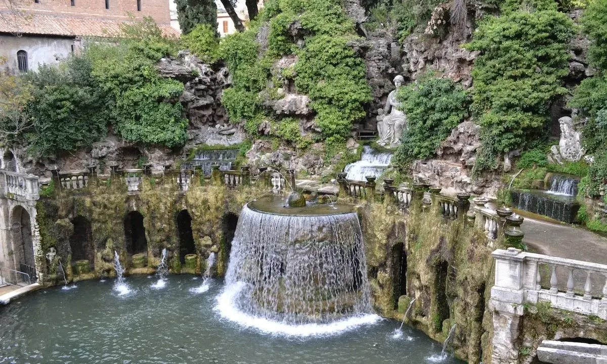 Una gita fuori porta a Roma in inverno: la Fontana dell'Ovato a Villa d'Este, Tivoli, con le sue cascate e statue.