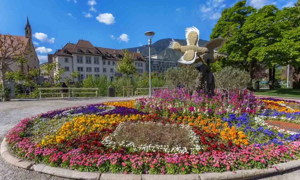 Un tripudio di fiori colorati in un parco di Merano, ideale per scoprire cosa vedere a Merano in un giorno.
