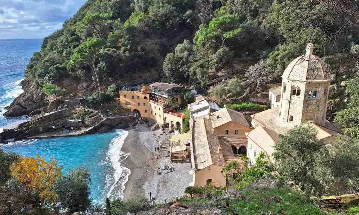 Baia di San Fruttuoso, un gioiello nascosto tra Camogli e Portofino, con il suo monastero millenario e il mare cristallino.