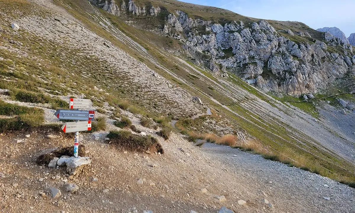 Sentiero della via normale al Corno Grande del Gran Sasso. Cartelli indicatori per Campo Imperatore e altre destinazioni.