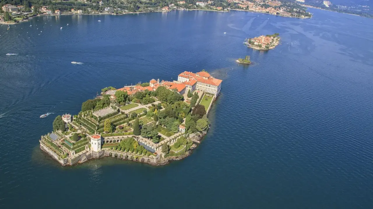 Isola Bella, un gioiello sul lago, con il suo palazzo e giardini terrazzati, è una cosa da vedere assolutamente.