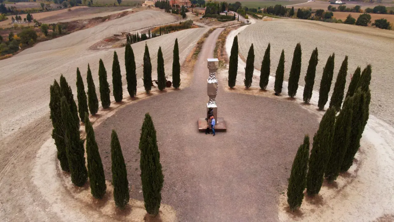 Un'installazione artistica tra cipressi, un assaggio di cosa vedere a Siena e dintorni in 3 giorni.