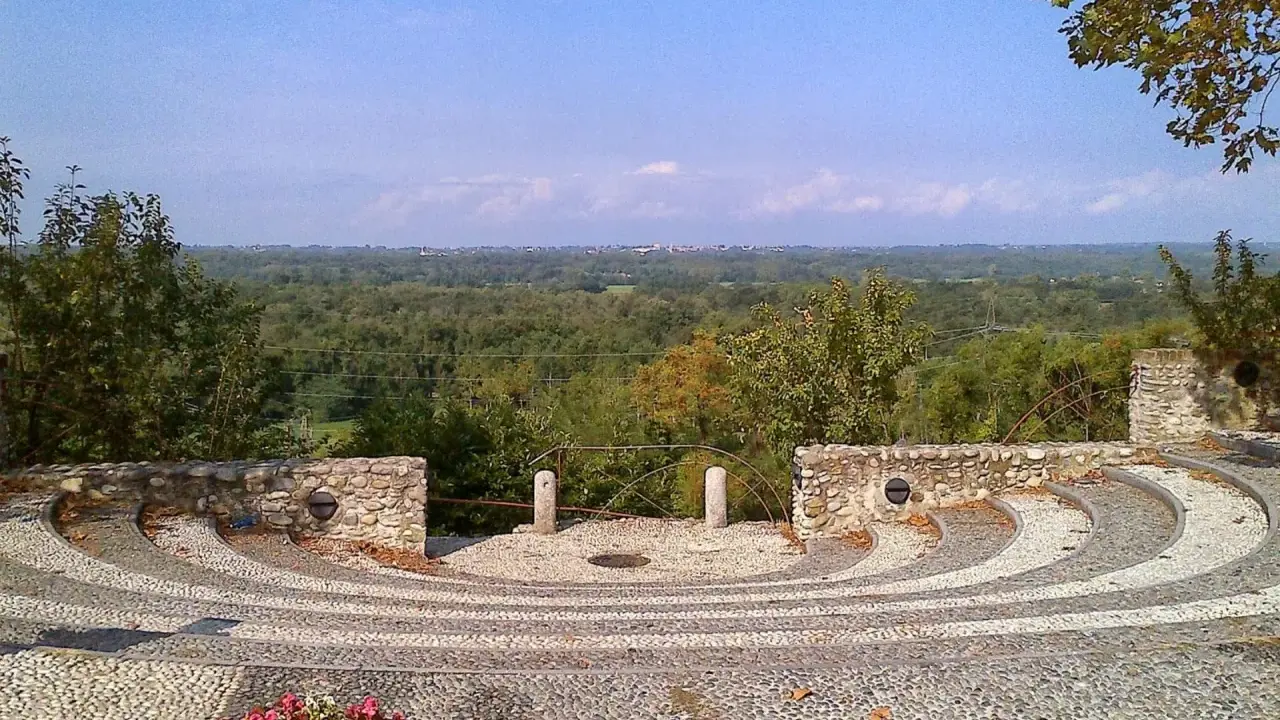 Anfiteatro in pietra con vista panoramica sulla campagna, vicino a via Gaggio Lonate Pozzolo.
