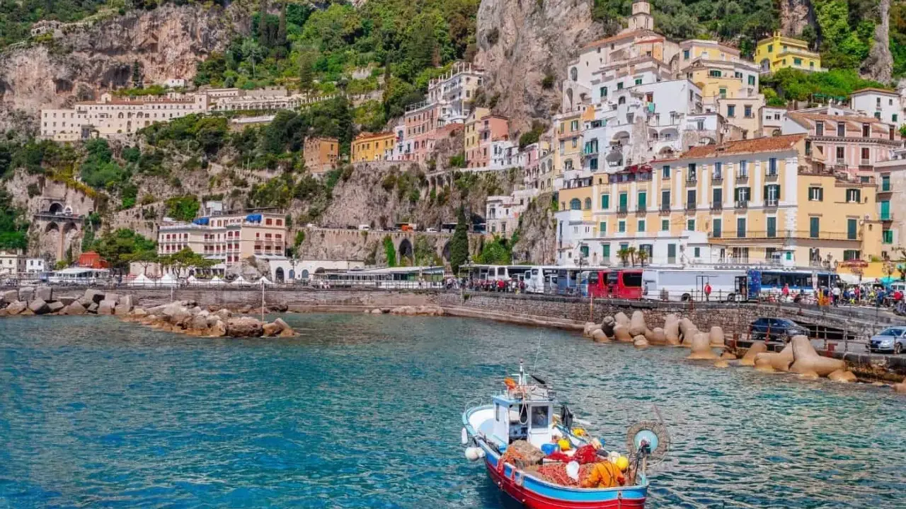 Barche e bus lungo la costa: ecco come visitare la Costiera Amalfitana senza auto, godendosi il mare e i borghi colorati.