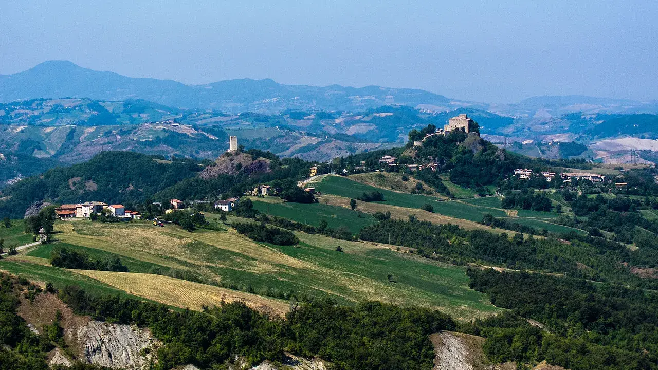Paesaggio collinare con borghi e torri, ideale per esplorare i sentieri dell'Appennino Tosco Emiliano.