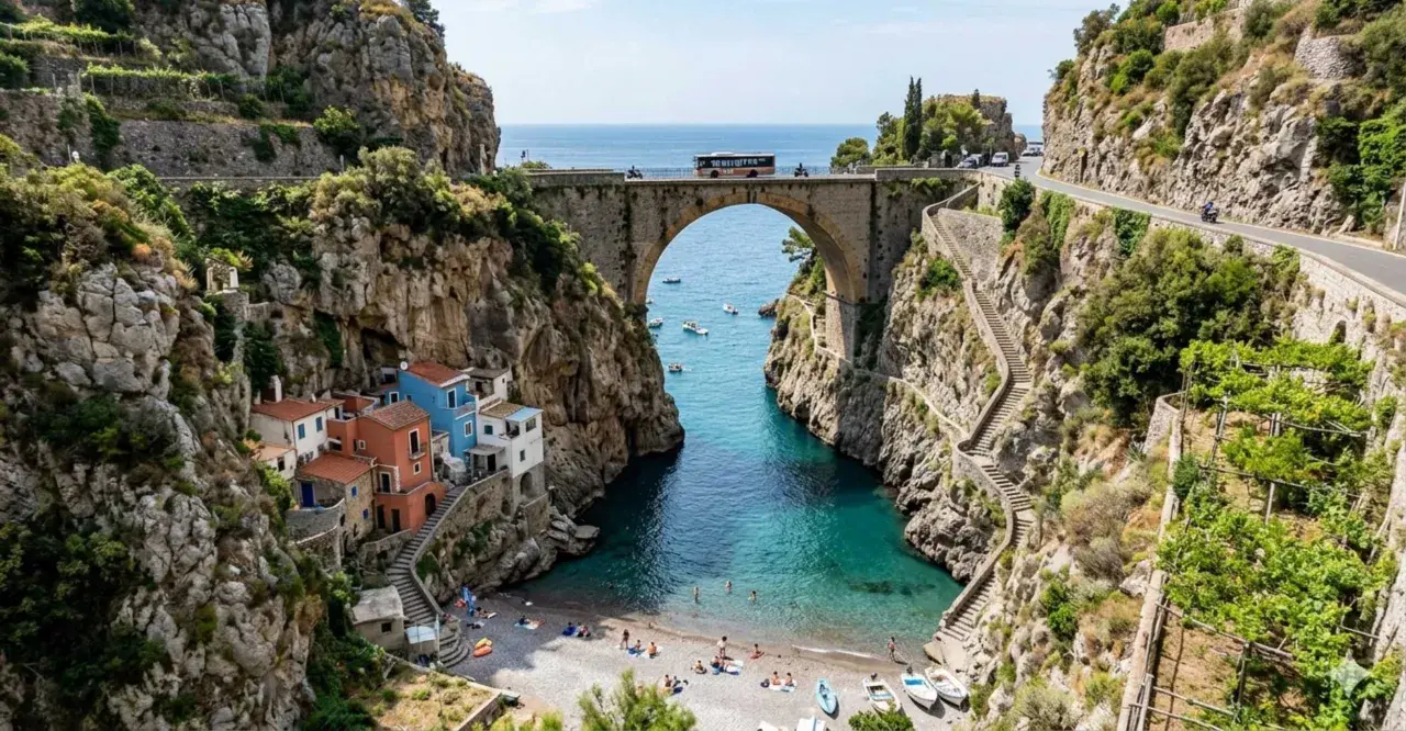 Un ponte ad arco domina un fiordo con case colorate aggrappate alla roccia. Il **furore costiera amalfitana** è un incanto tra mare turchese e sentieri scoscesi.