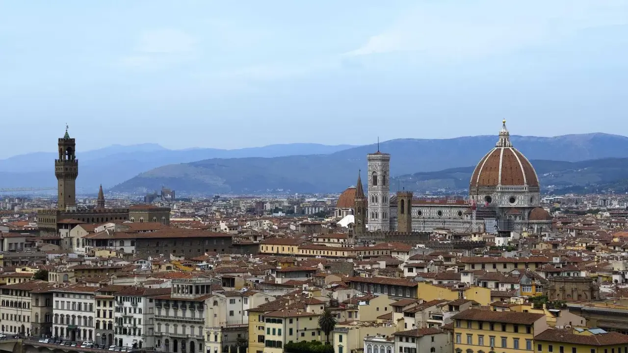 Panoramica della capitale della Toscana, Firenze, con il Duomo e Palazzo Vecchio che dominano lo skyline.