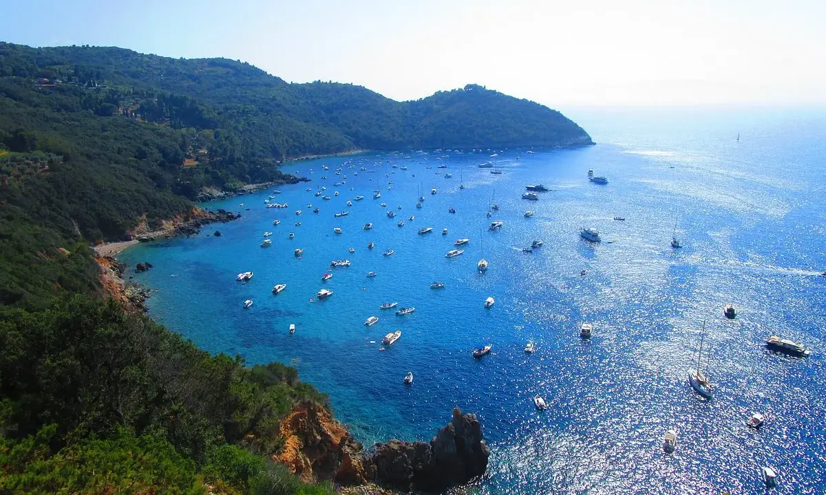 Cala Grande Argentario: un paradiso azzurro con barche. Per arrivare, goditi questo panorama mozzafiato.