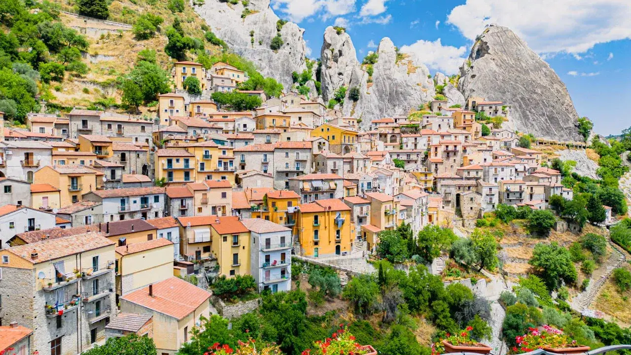 Borghi da visitare in provincia di Potenza: un incantevole paese aggrappato alla roccia, con case colorate e un panorama mozzafiato.