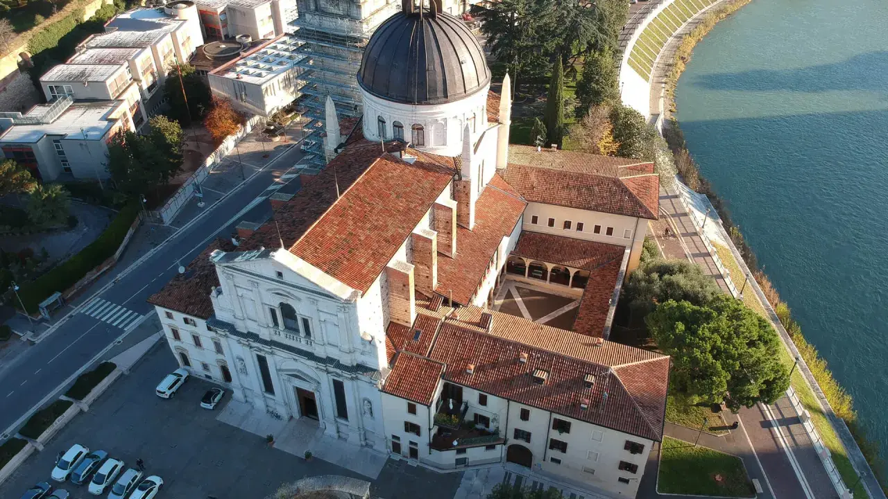 Vista aerea della chiesa di San Giorgio a Verona, con la cupola imponente e il fiume Adige che scorre placido accanto.