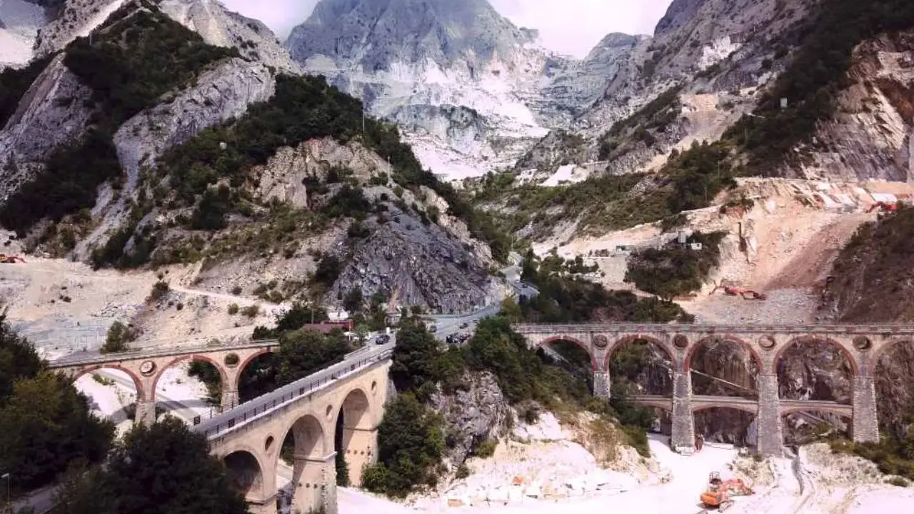 Alpi Apuane: cosa vedere? Maestose cave di marmo, ponti storici e strade panoramiche.