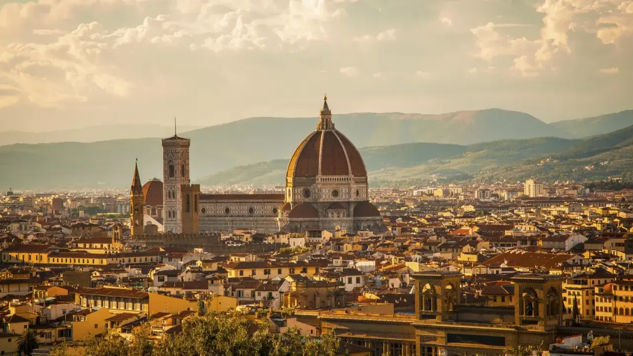 Panoramica di Firenze al tramonto, con il Duomo e il Campanile di Giotto che dominano il paesaggio urbano. Un'idea per un itinerario di Firenze in due giorni.