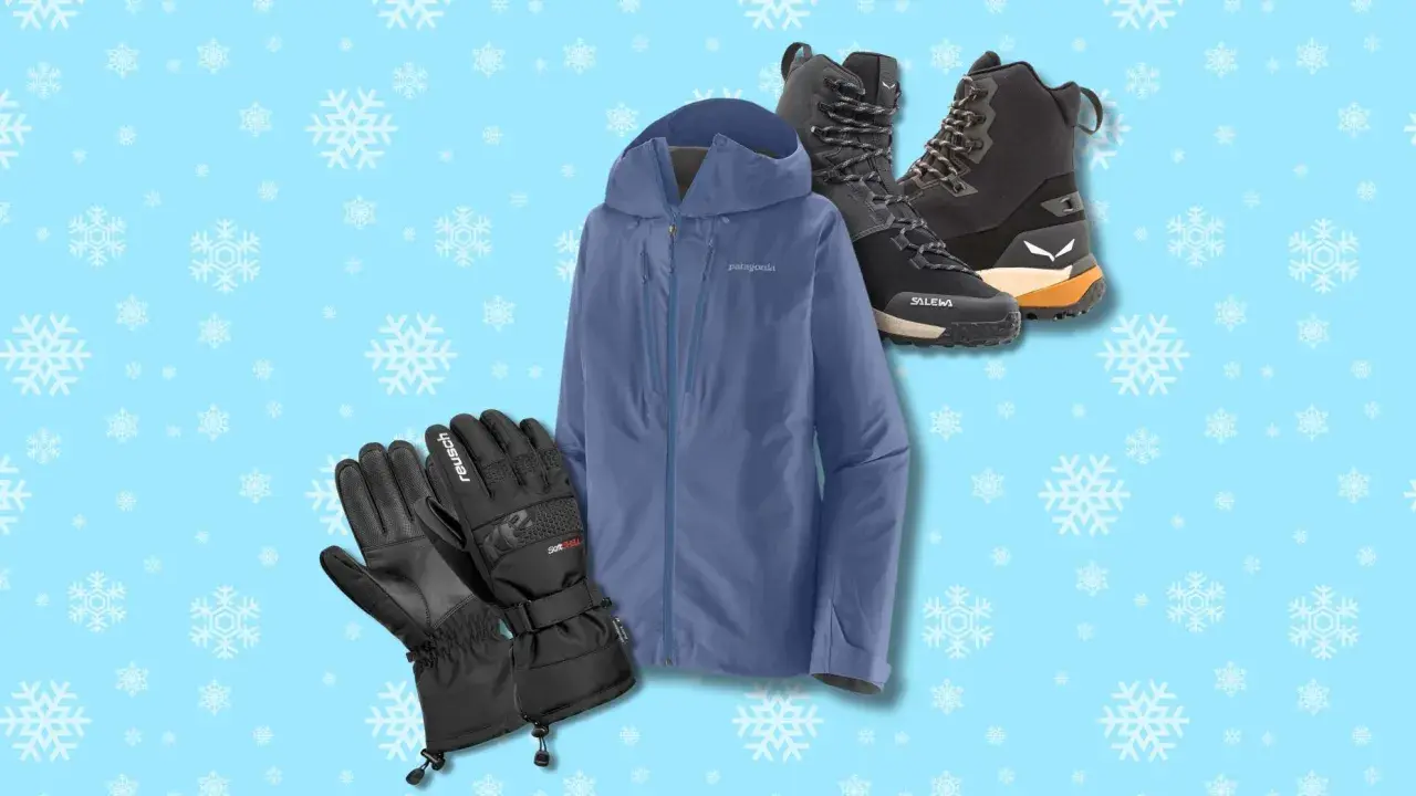 Abbigliamento essenziale per sapere come vestirsi per andare sulla neve: giacca blu, guanti neri e scarponi da trekking.