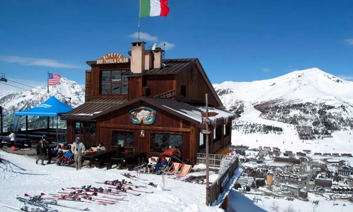 Rifugio alpino in Piemonte, perfetto per un capodanno sulla neve. Sci e panorami mozzafiato.