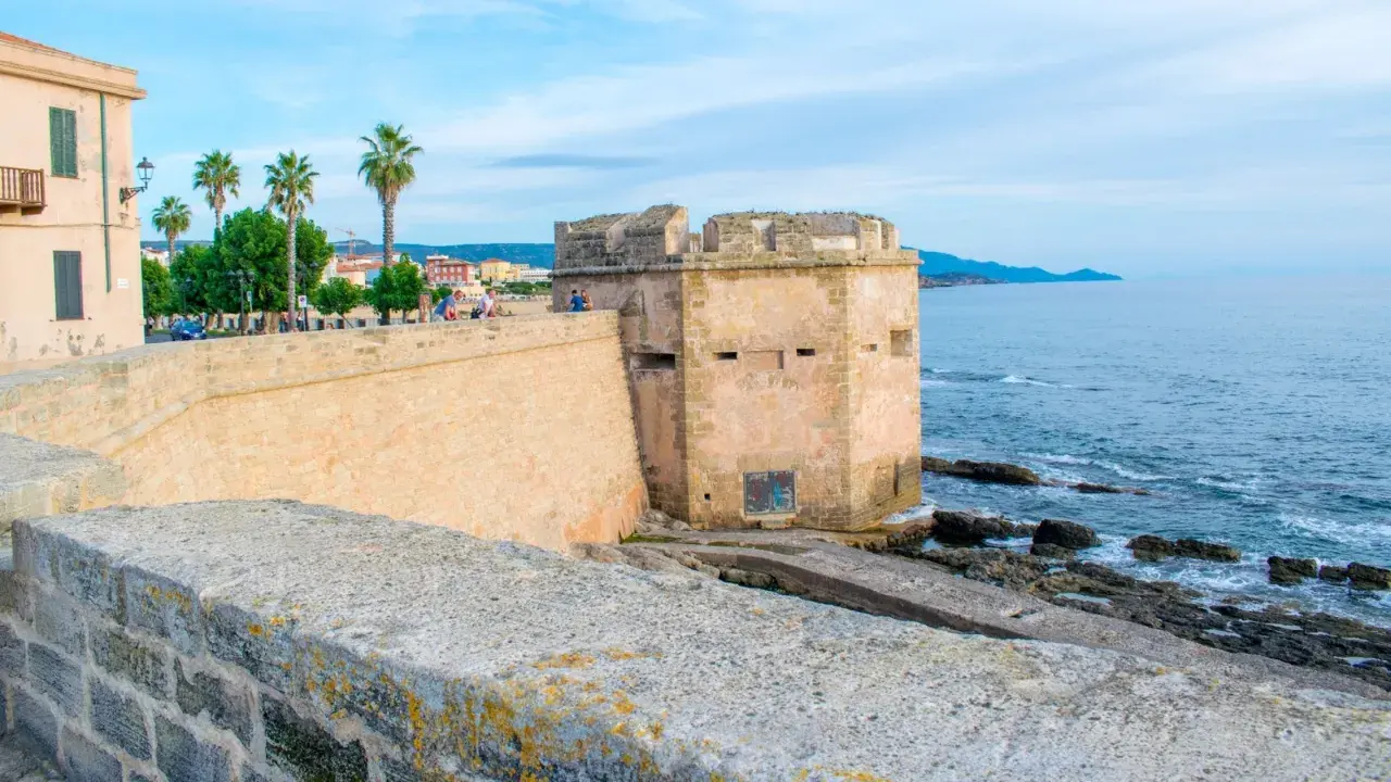 Torre medievale e mura sul mare, un'idea di cosa vedere ad Alghero in 3 giorni.