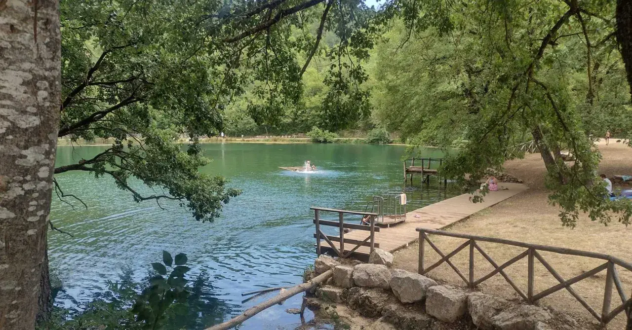 Lago incantevole, ideale per rilassarsi e nuotare, vicino ai borghi vicino l'Aquila.