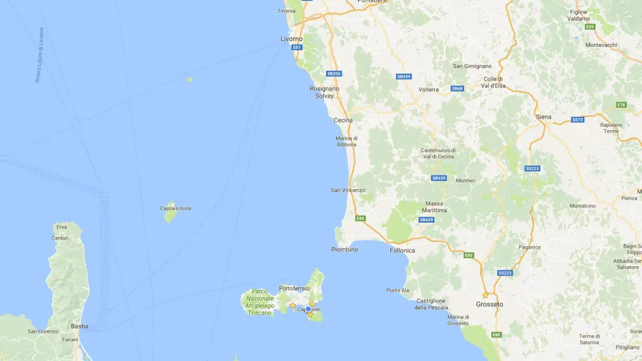 Mappa dell'Arcipelago Toscano, con l'Isola d'Elba e Portoferraio ben visibili. Si trova nel Mar Tirreno, a est della Corsica.