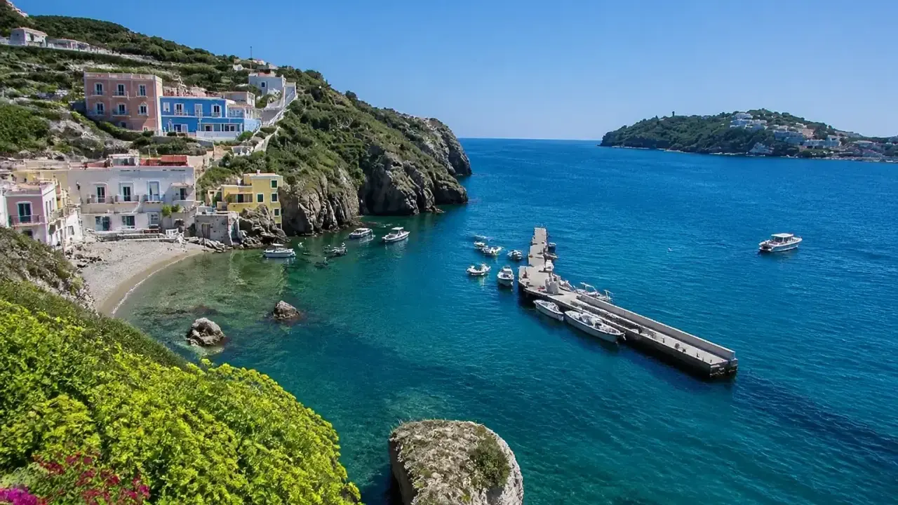 La spiaggia di Santa Maria a Ponza, con le sue case colorate aggrappate alla collina e il mare cristallino, è un incanto.