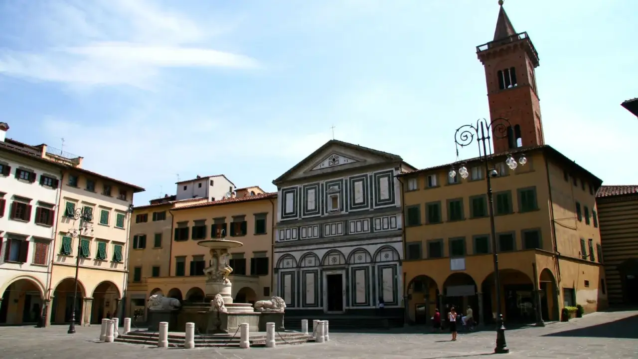 Piazza del Duomo a Empoli: cosa vedere in un giorno. Fontana, chiese e torri, un gioiello toscano.