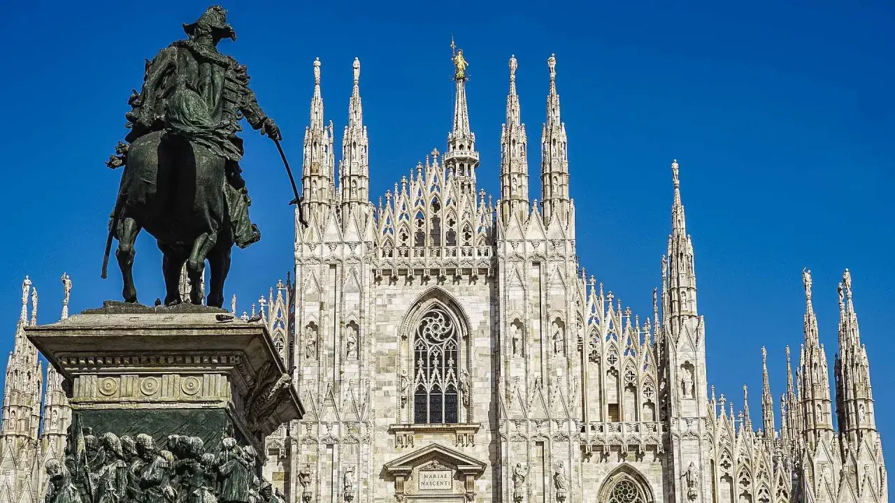 Statua equestre e Duomo di Milano, un'ottima idea per cosa visitare a Milano in un giorno.