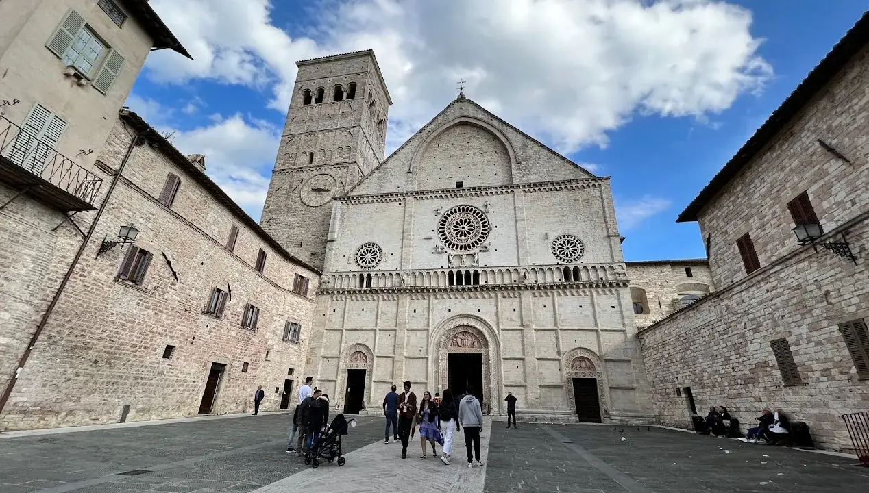 Basilica di San Francesco, Assisi. Un'idea di cosa vedere ad Assisi in un giorno, tra piazze e architetture storiche.