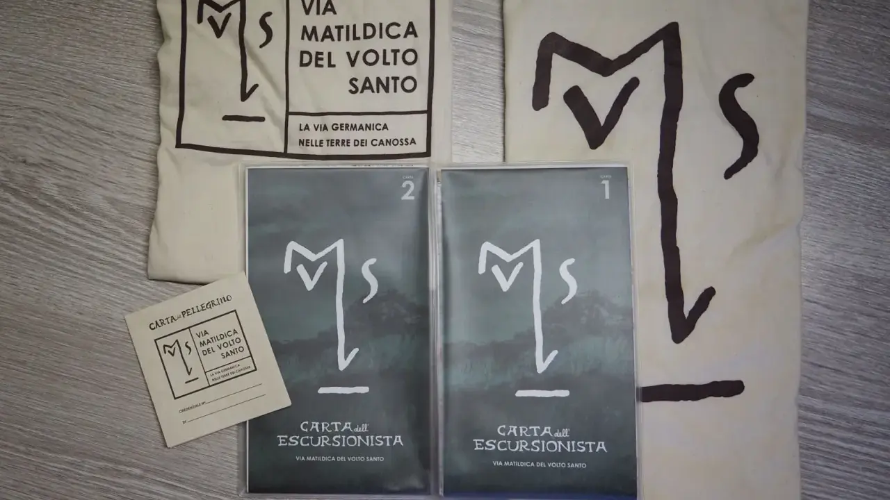 Kit per il pellegrino: sacca, credenziale e due carte dell'escursionista per la Via Matildica del Volto Santo.