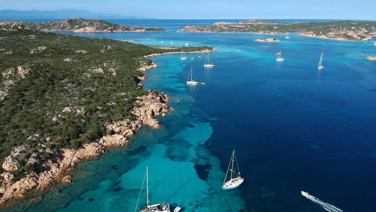 Navigare tra le acque cristalline e scoprire cosa vedere alla Maddalena a piedi, tra calette nascoste e panorami mozzafiato.