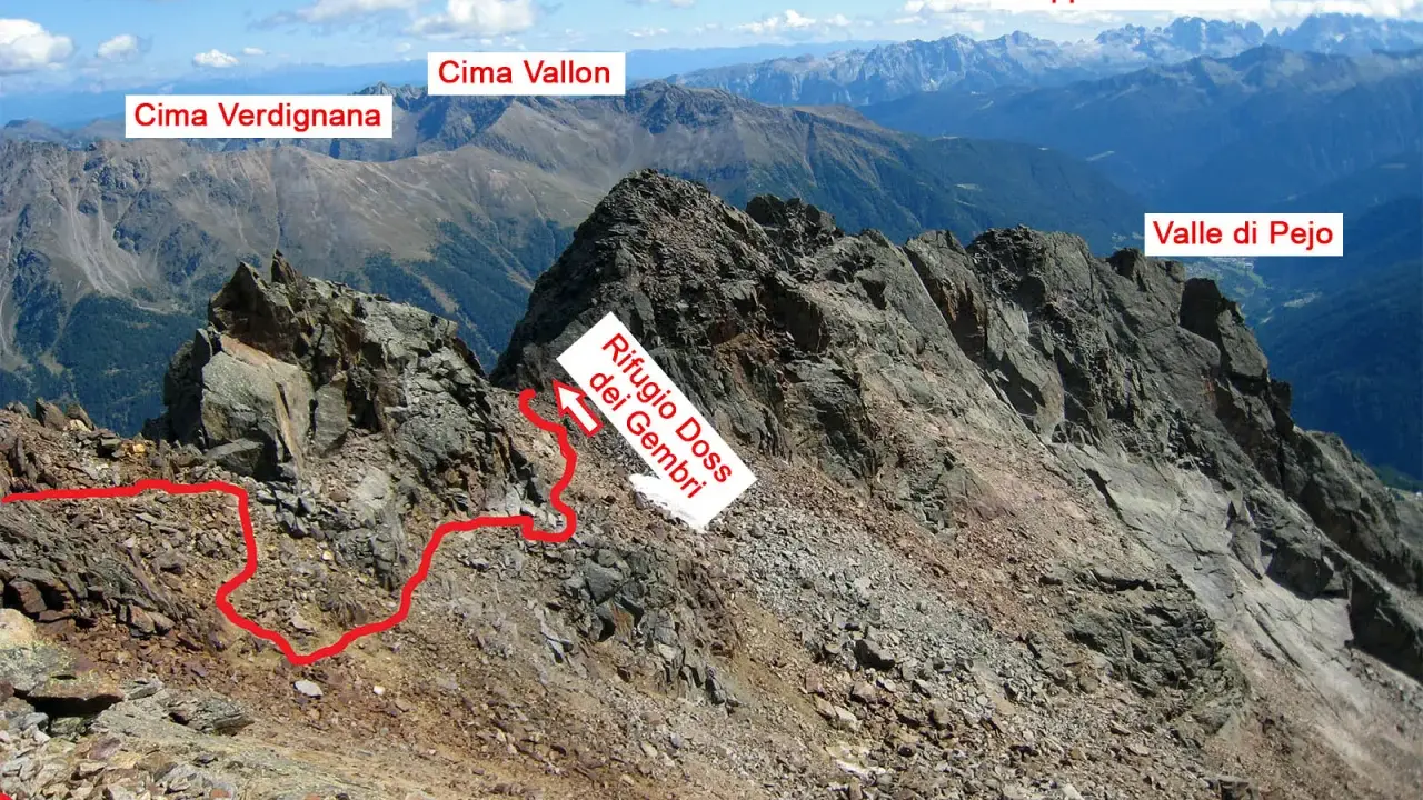 Sentiero segnato in rosso verso il Rifugio Mantova al Vioz, con vista sulle cime Verdignana e Vallon e la Valle di Pejo.
