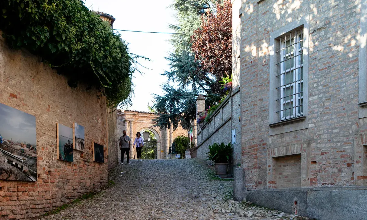 Passeggiata nel centro storico di Neive, tra antiche mura ricoperte d'edera e opere d'arte esposte all'aperto.