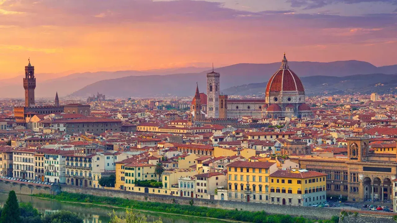 Firenze al tramonto: la cupola del Duomo e Palazzo Vecchio. Ideale per scoprire cosa fare a Firenze weekend.