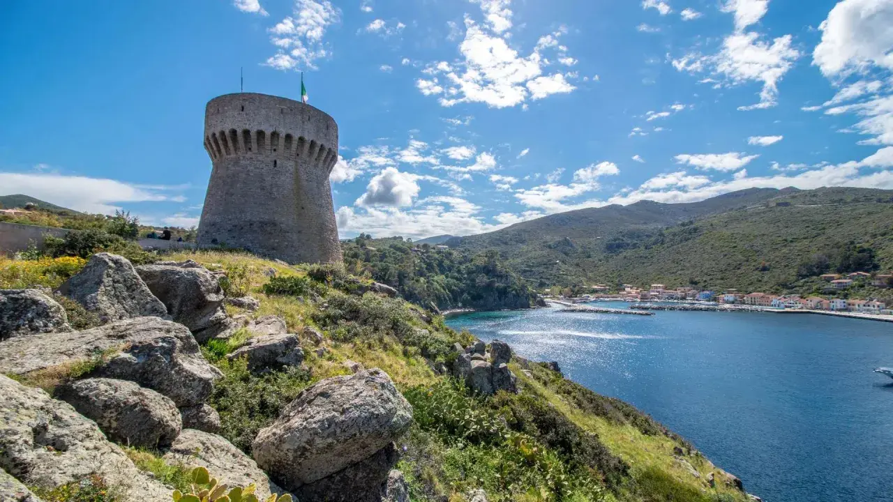 Torre del Compagno, un must tra le cose da vedere a Capraia, domina il golfo azzurro e il borgo colorato.