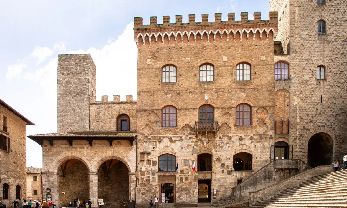 Piazza della Cisterna a San Gimignano: cosa vedere in mezza giornata. Torri medievali, palazzi storici e scorci suggestivi.