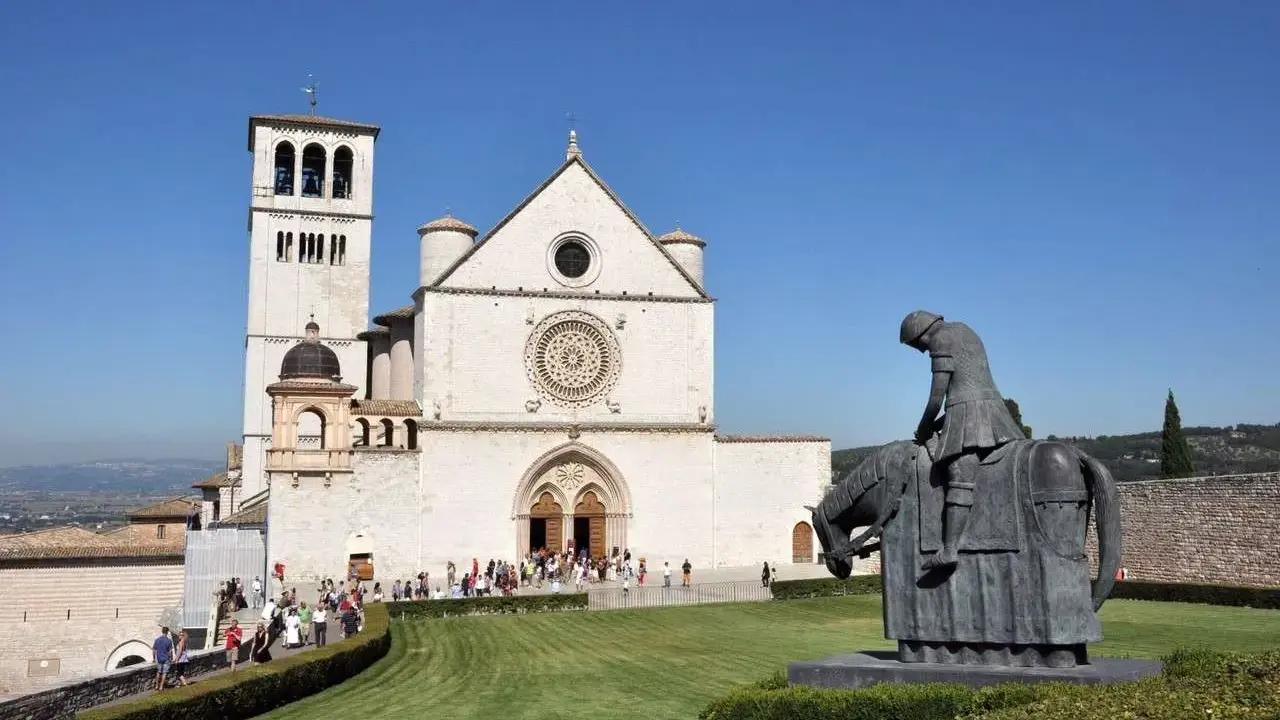 Statua equestre davanti alla Basilica di San Francesco, ideale per chi ama visitare Assisi a piedi.